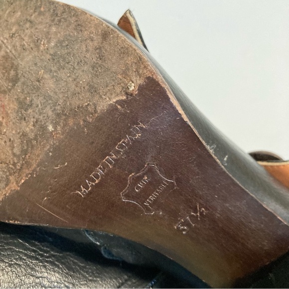 COCLICO Black Leather Button Detail Heel Ankle Booties - Picture 9 of 11